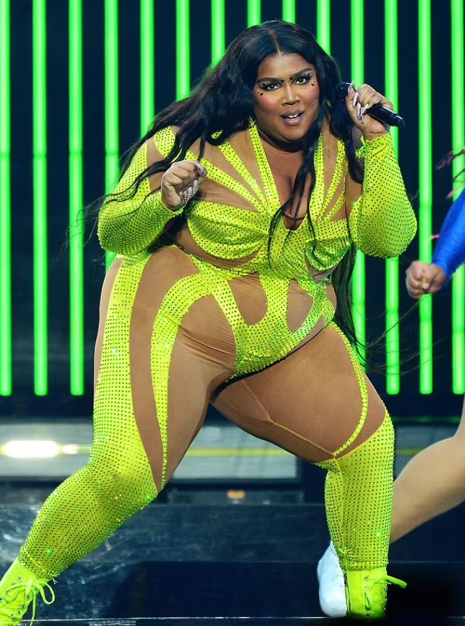 Lizzo Confidently Returns To Stage In A Daring Green Bodysuit 14
