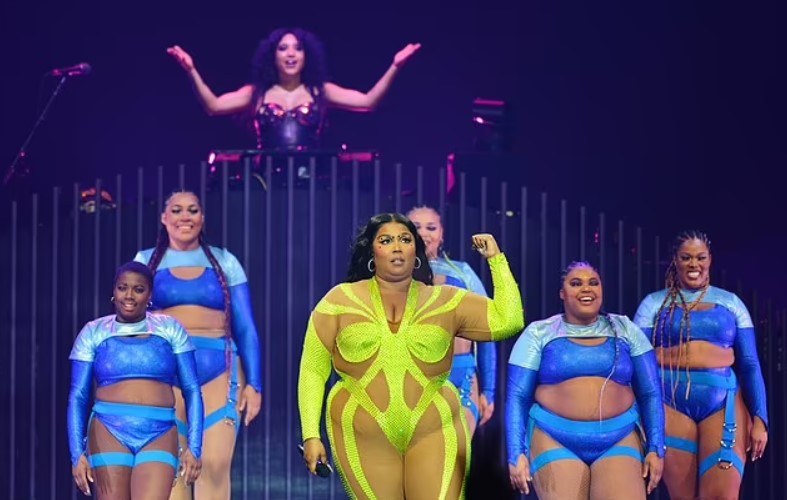 Lizzo Confidently Returns To Stage In A Daring Green Bodysuit 15