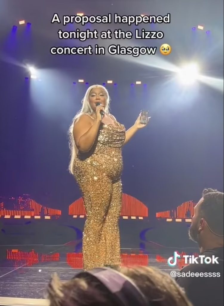 Lizzo Confidently Returns To Stage In A Daring Green Bodysuit 16