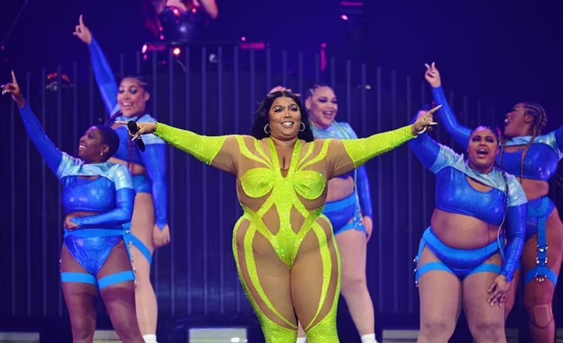Lizzo Confidently Returns To Stage In A Daring Green Bodysuit 13
