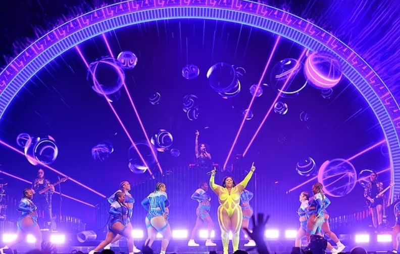 Lizzo Confidently Returns To Stage In A Daring Green Bodysuit 9