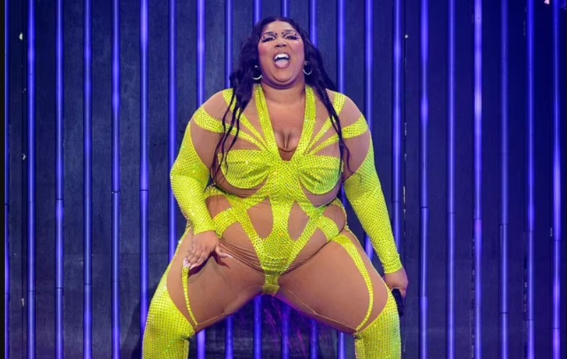Lizzo Confidently Returns To Stage In A Daring Green Bodysuit 12