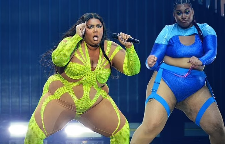 Lizzo Confidently Returns To Stage In A Daring Green Bodysuit 17